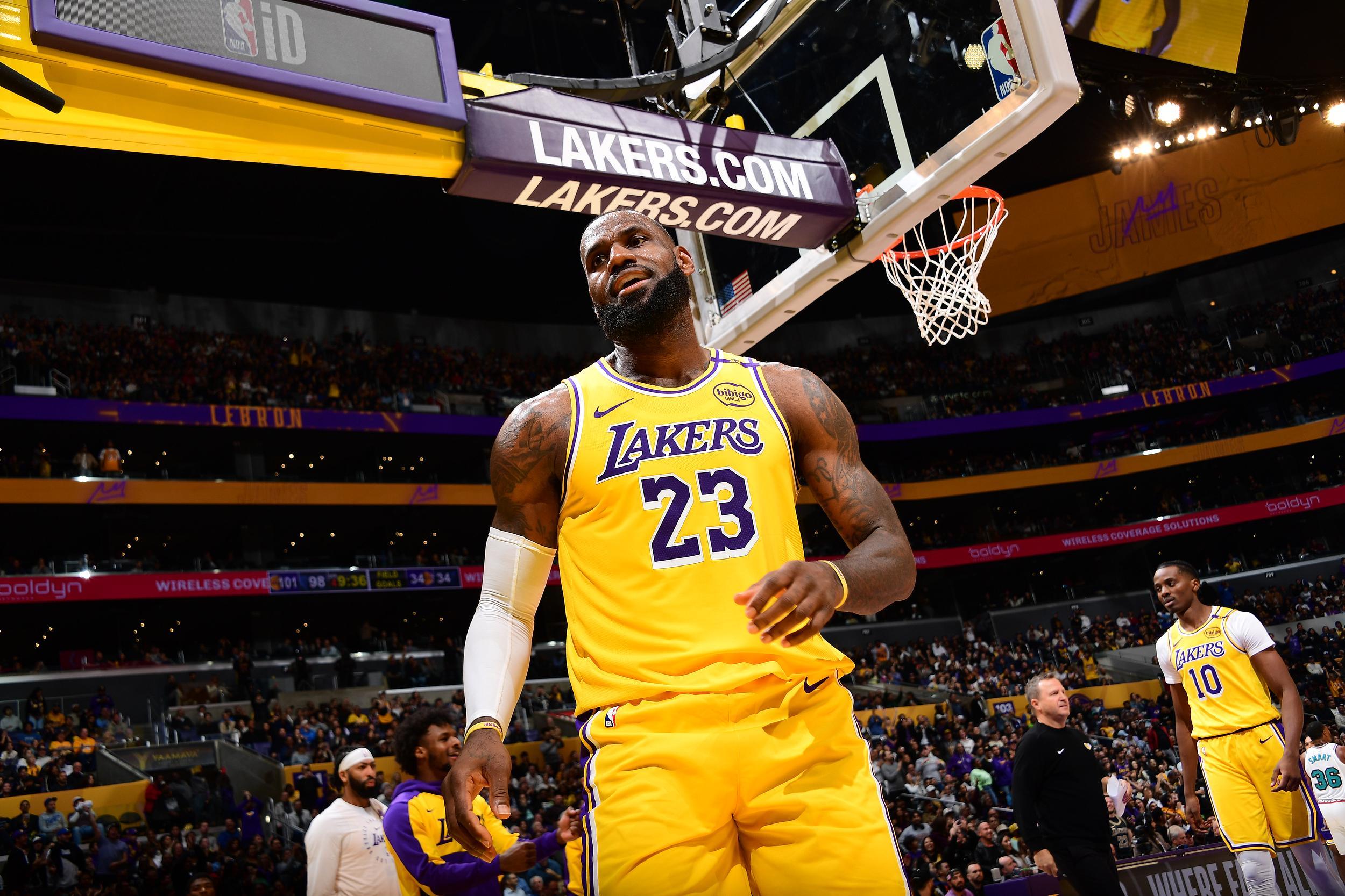 开云下载-詹姆斯晒高尔夫装备版Labubu玩偶：请叫我LeBronBron Scheffler