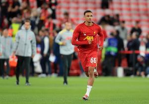 开云网站-留不留？镜报：阿诺德庆祝夺冠时与利物浦主席约翰-亨利深入交谈