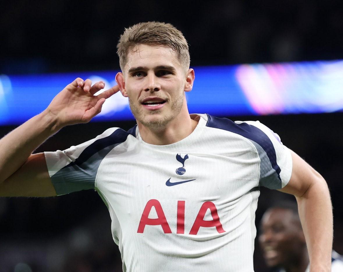 开云线上入口-邮报：利物浦对范德芬展现浓厚兴趣，球员拒绝了热刺的新合同