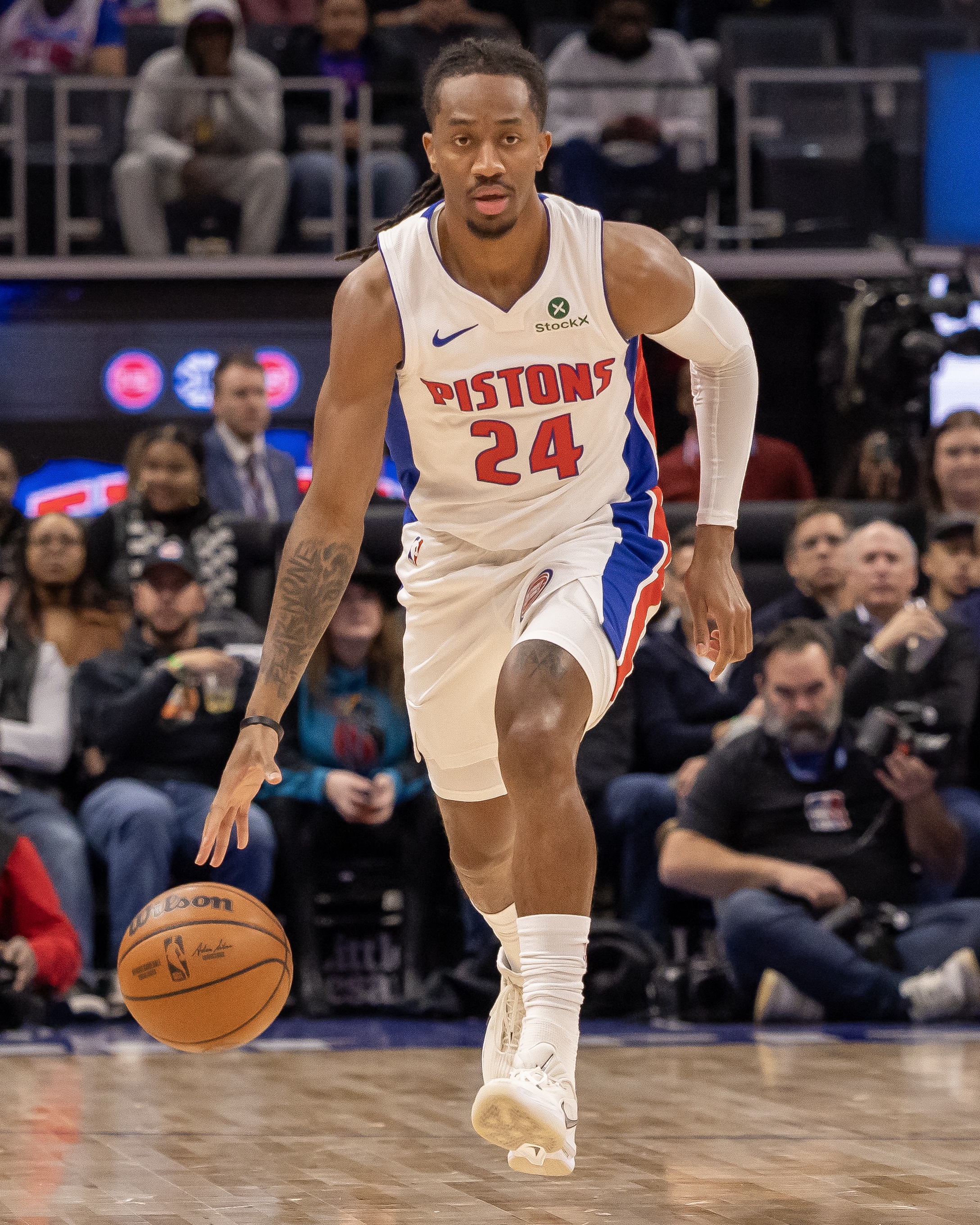 詹金斯最近7场场均19.9分4.7板7.1助 两分命中率49.5% 三分44.1%